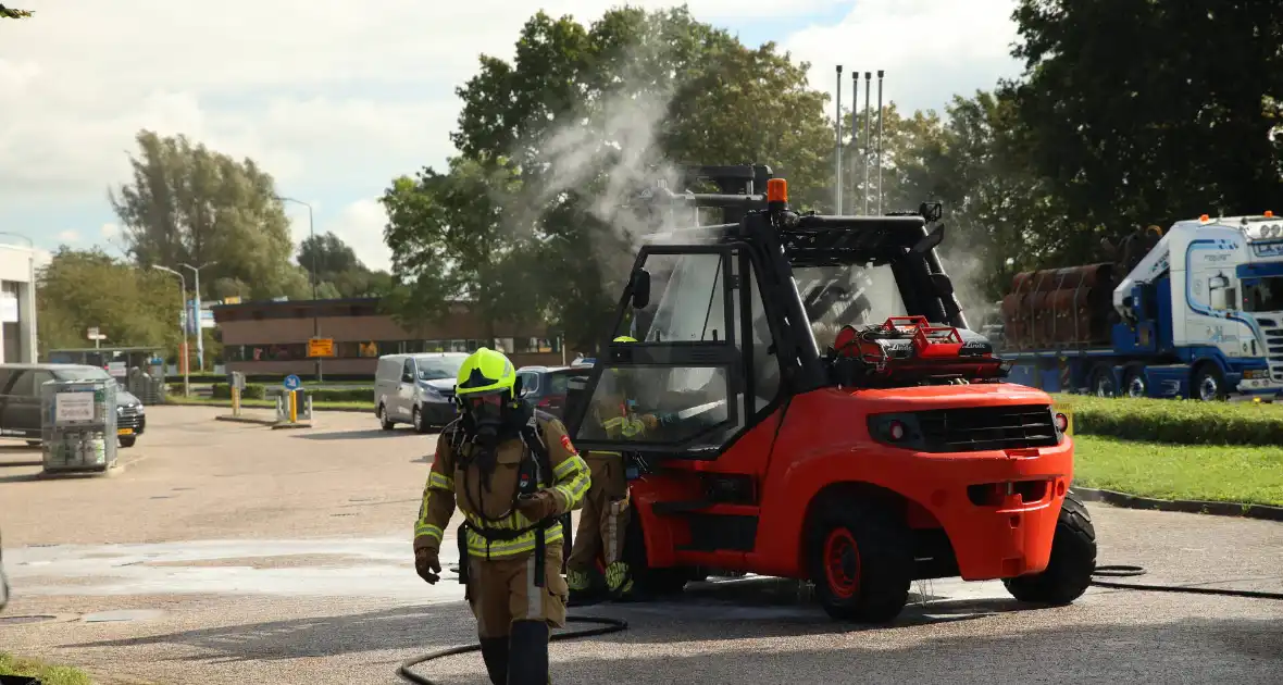 Brandweer blust brandende heftruck - Foto 6