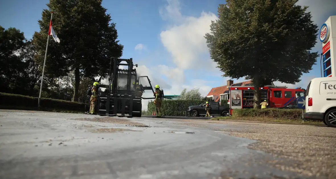 Brandweer blust brandende heftruck - Foto 7