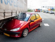 Automobilist belandt onder vrachtwagen door uitwijkmanoeuvre