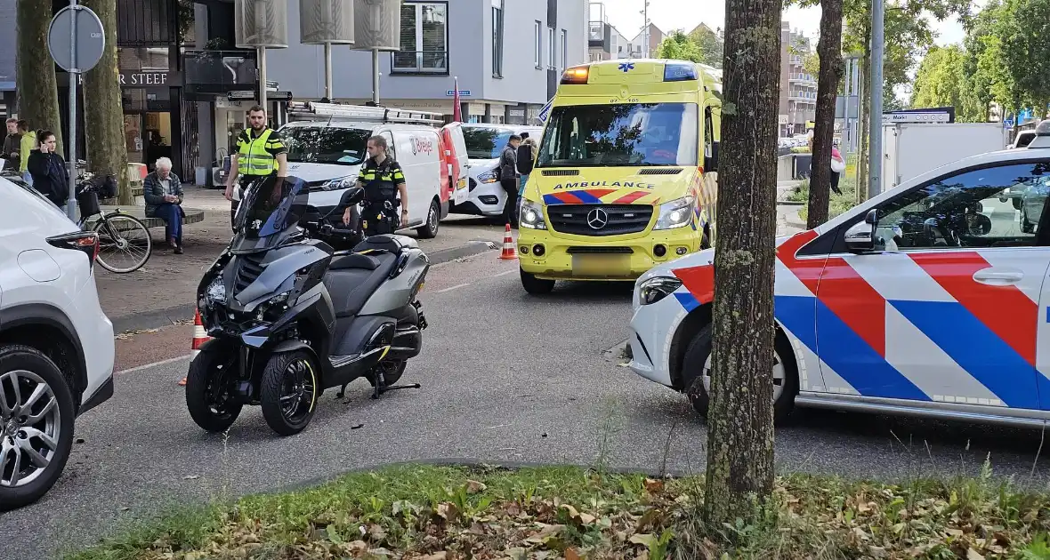 Twee auto's en motor in botsing