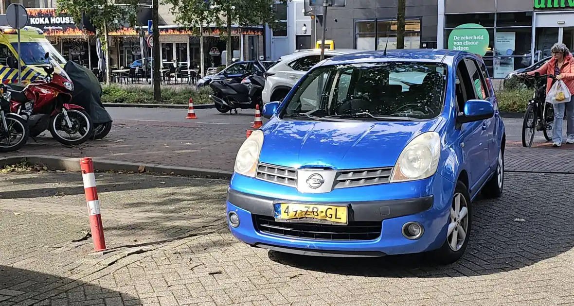 Twee auto's en motor in botsing - Foto 1