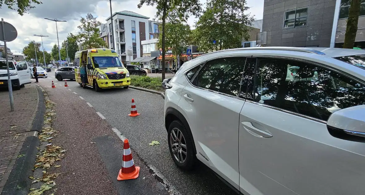 Twee auto's en motor in botsing - Foto 3