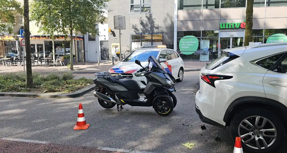 Twee auto's en motor in botsing - Foto 4