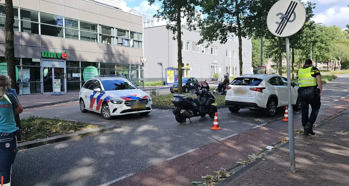 Twee auto's en motor in botsing - Foto 5