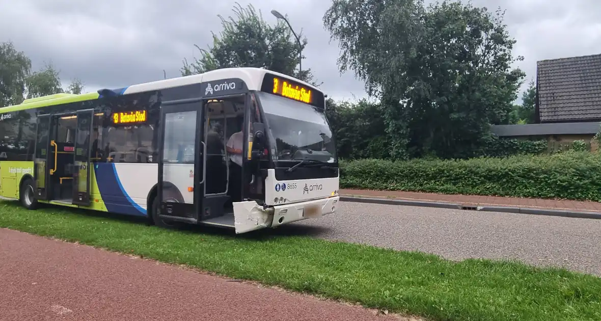 Schade bij botsing tussen bus en auto