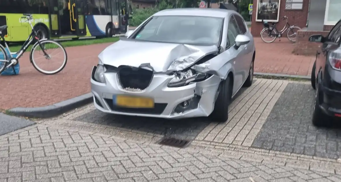 Schade bij botsing tussen bus en auto - Foto 1