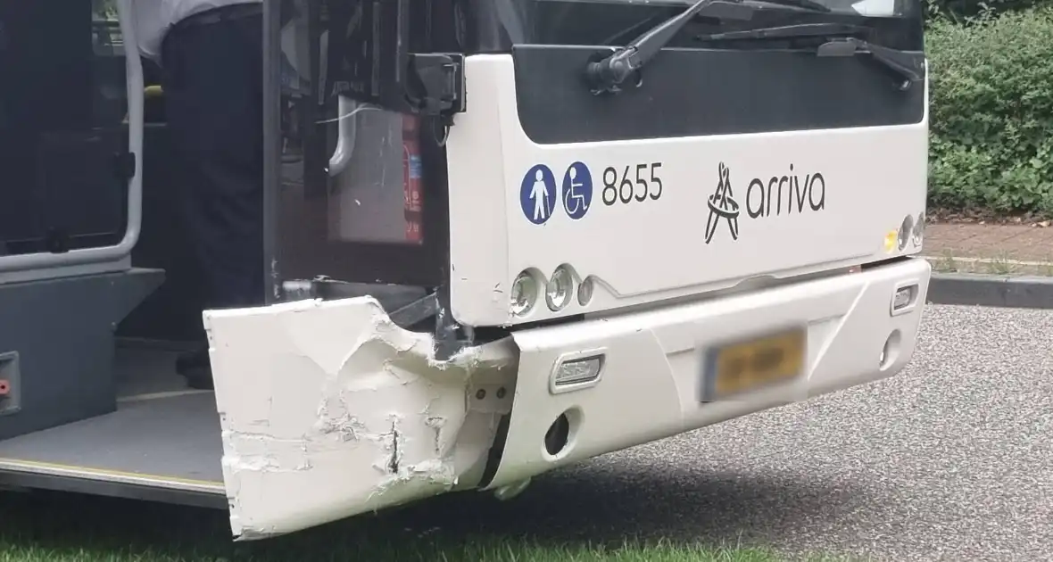 Schade bij botsing tussen bus en auto - Foto 2