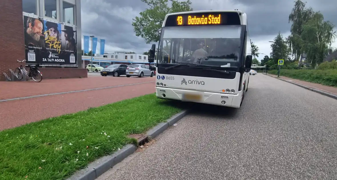 Schade bij botsing tussen bus en auto - Foto 3
