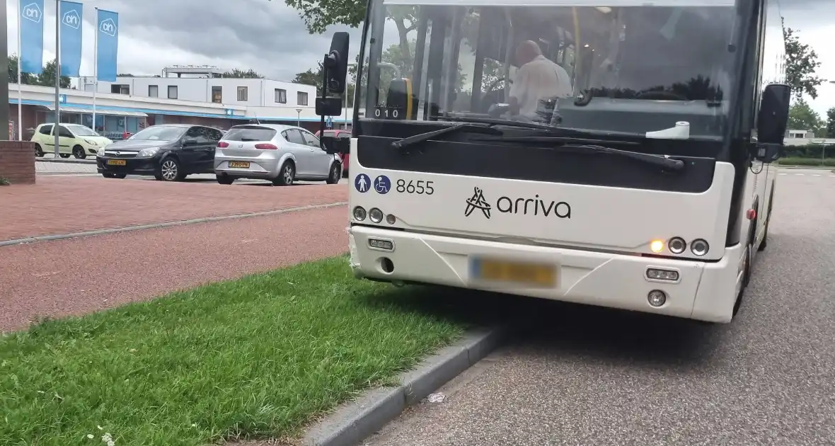 Schade bij botsing tussen bus en auto - Foto 4