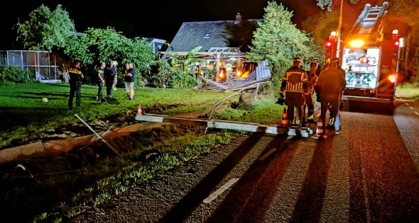 Enorme ravage nadat auto woning inrijd - Afbeelding 1