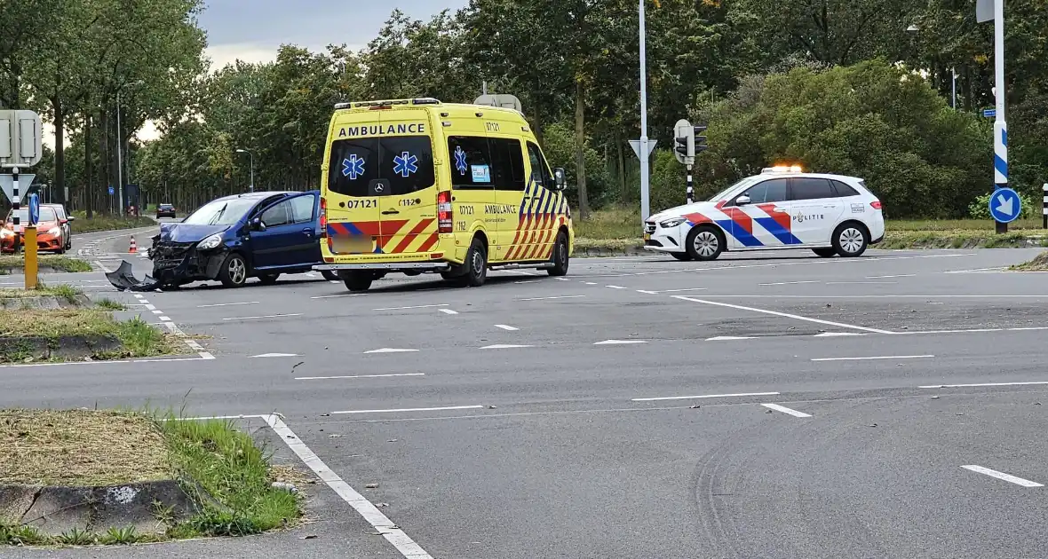 Twee voertuigen in botsing op kruising