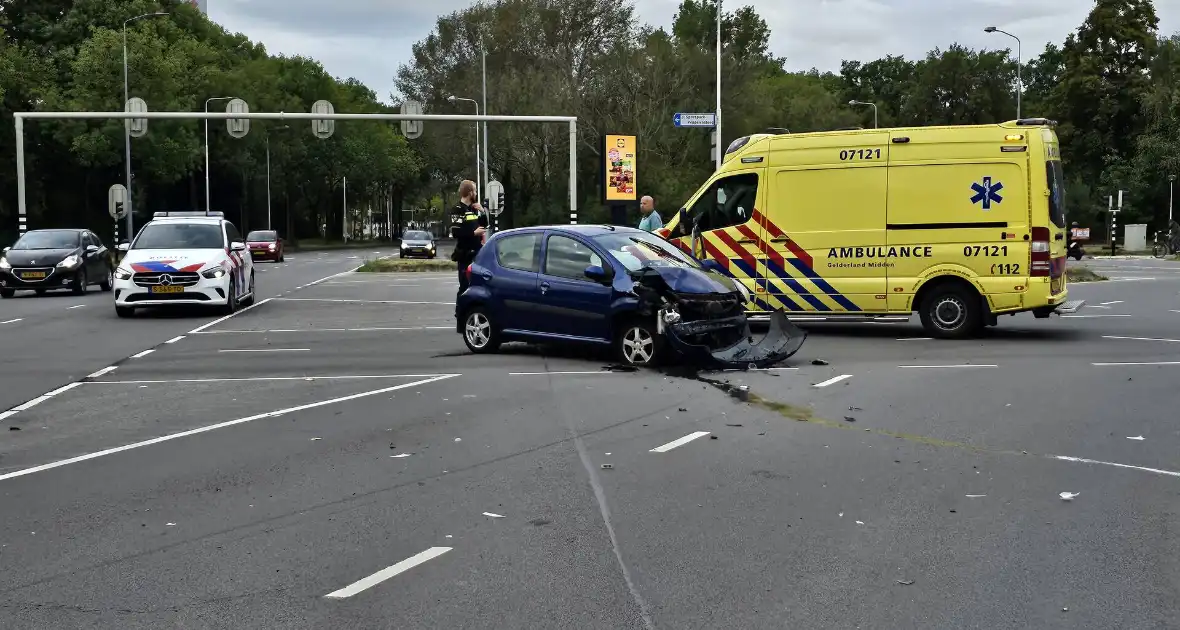 Twee voertuigen in botsing op kruising - Foto 1