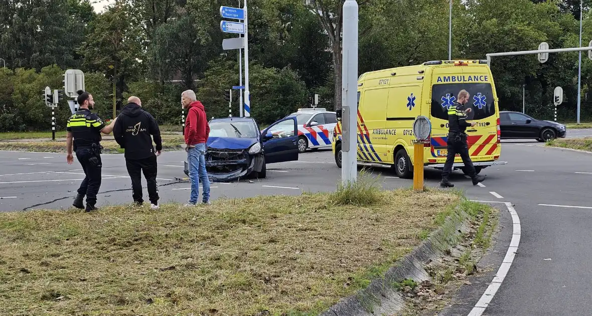 Twee voertuigen in botsing op kruising - Foto 2