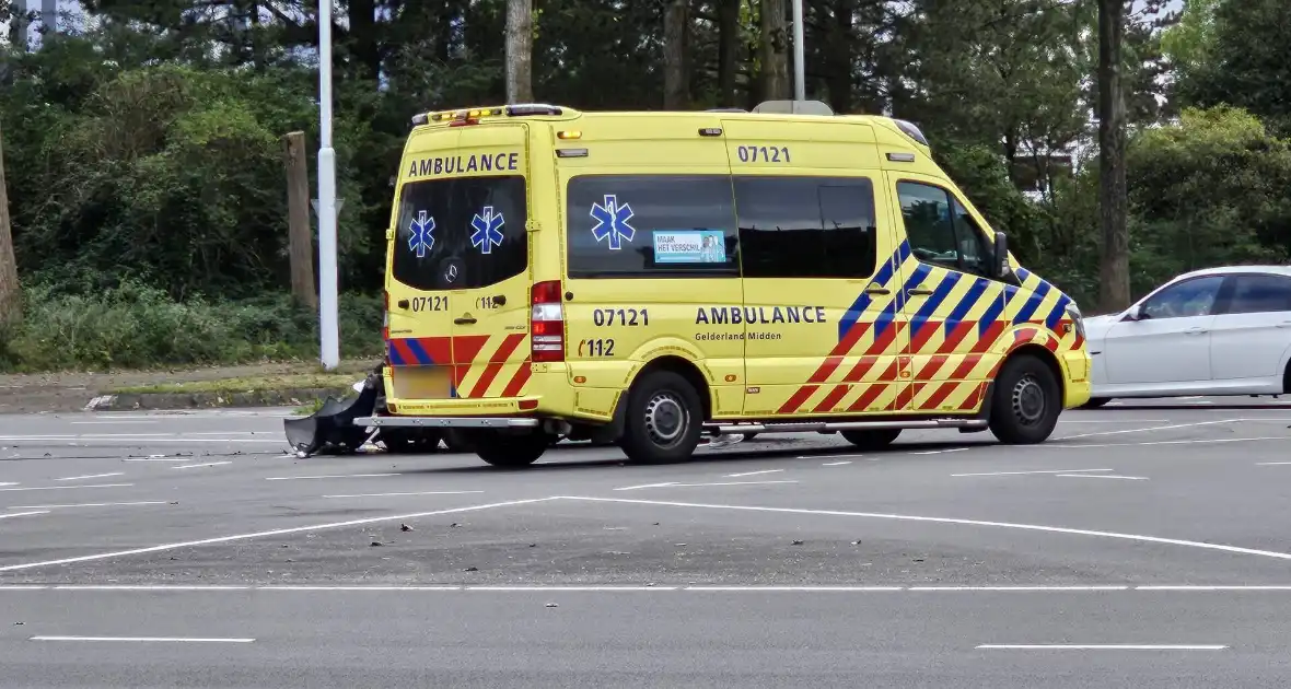 Twee voertuigen in botsing op kruising - Foto 3