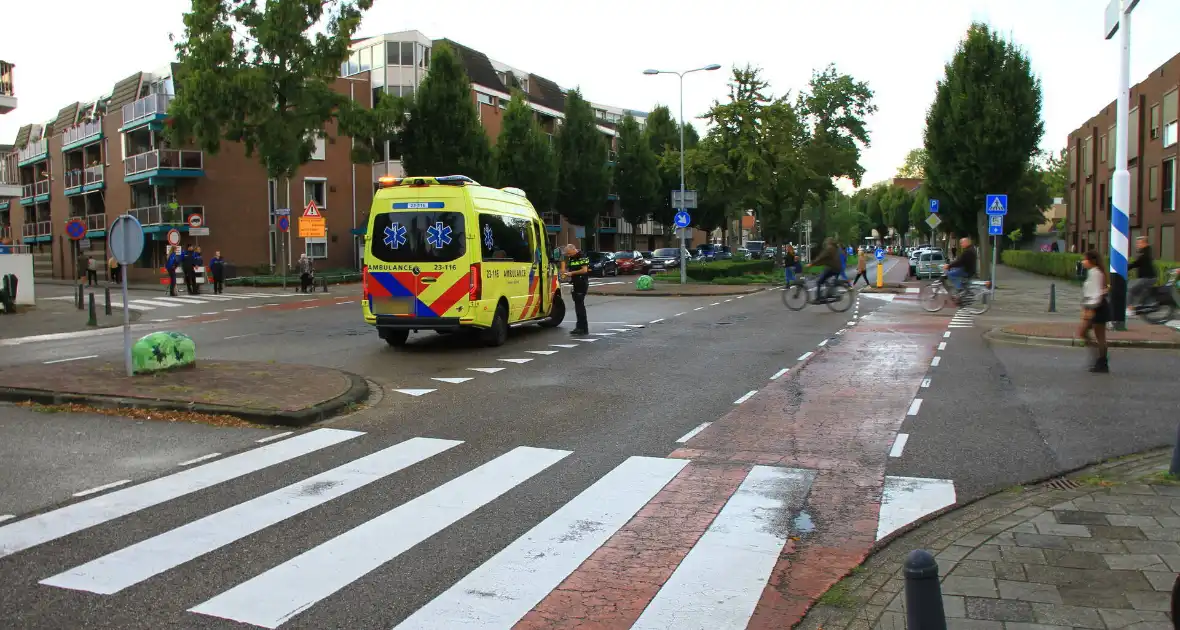 Personenauto en scooter in botsing