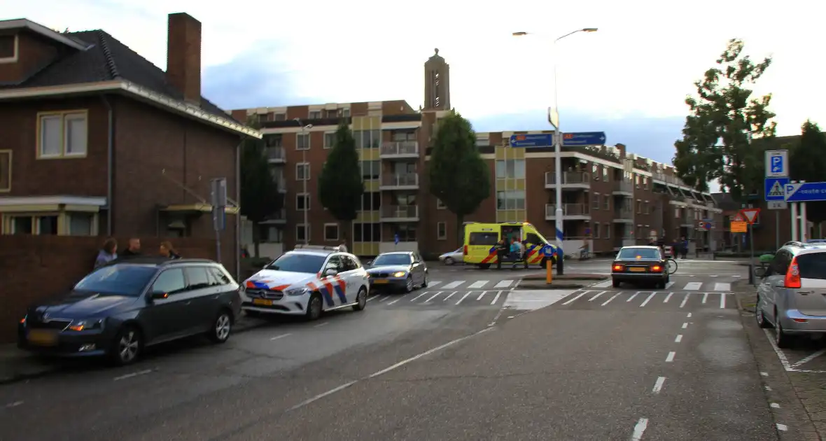 Personenauto en scooter in botsing - Foto 1