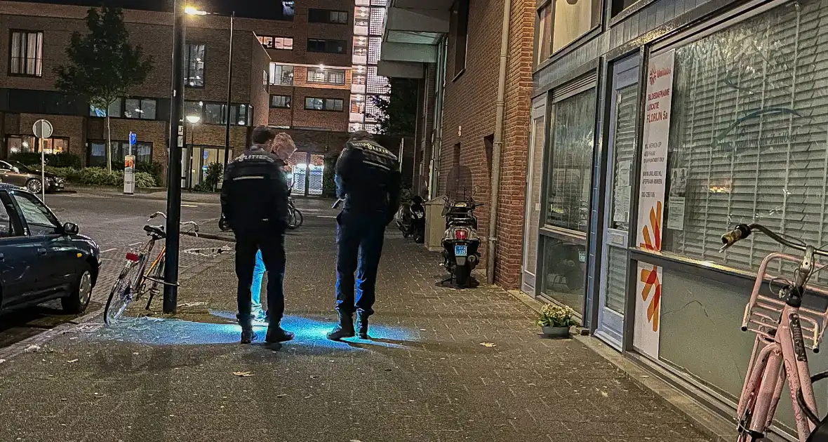 Raam beschadigd na explosie op galerij - Foto 2