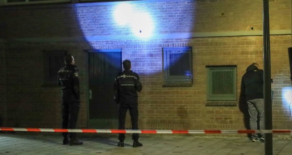Regenboogvlag in brand gestoken bij portiek - Afbeelding 2