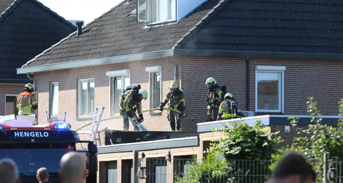 Hevige brand in garageboxen naast woning