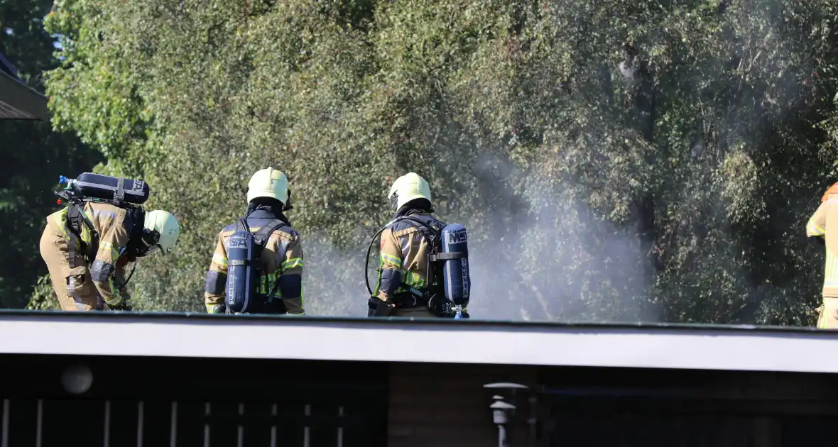 Hevige brand in garageboxen naast woning - Foto 2