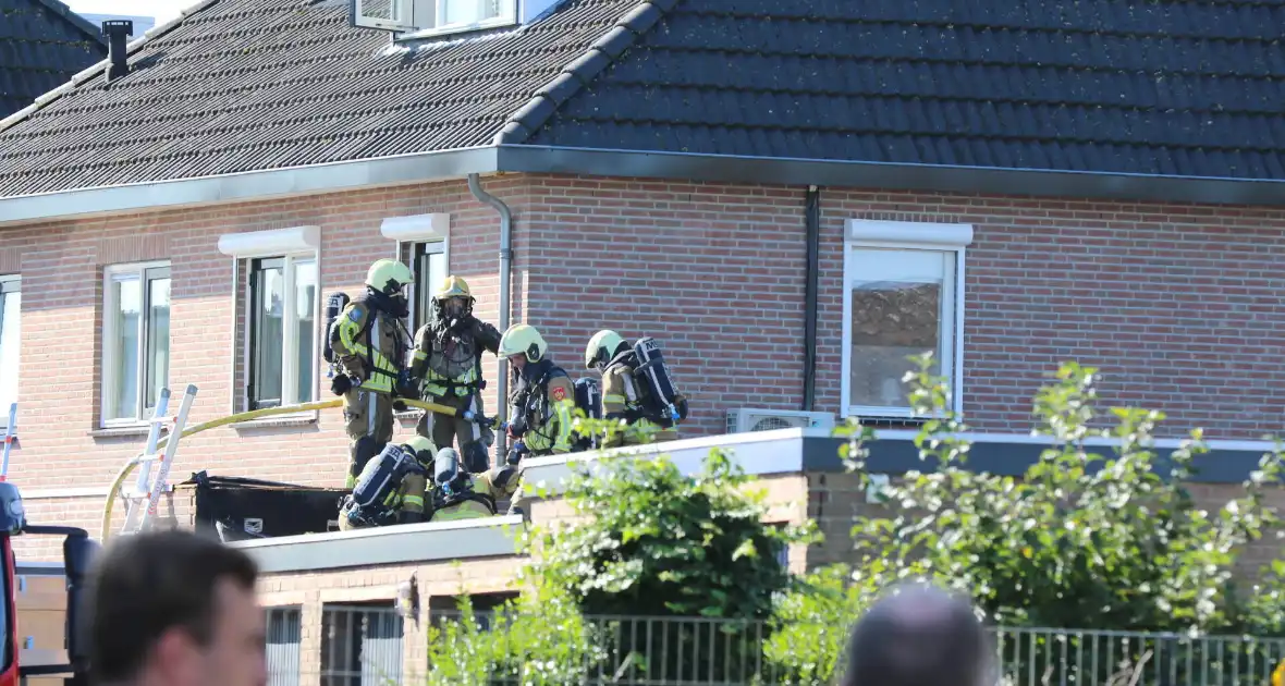 Hevige brand in garageboxen naast woning - Foto 5