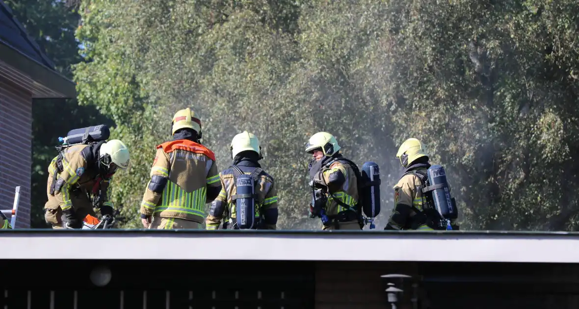 Hevige brand in garageboxen naast woning - Foto 7