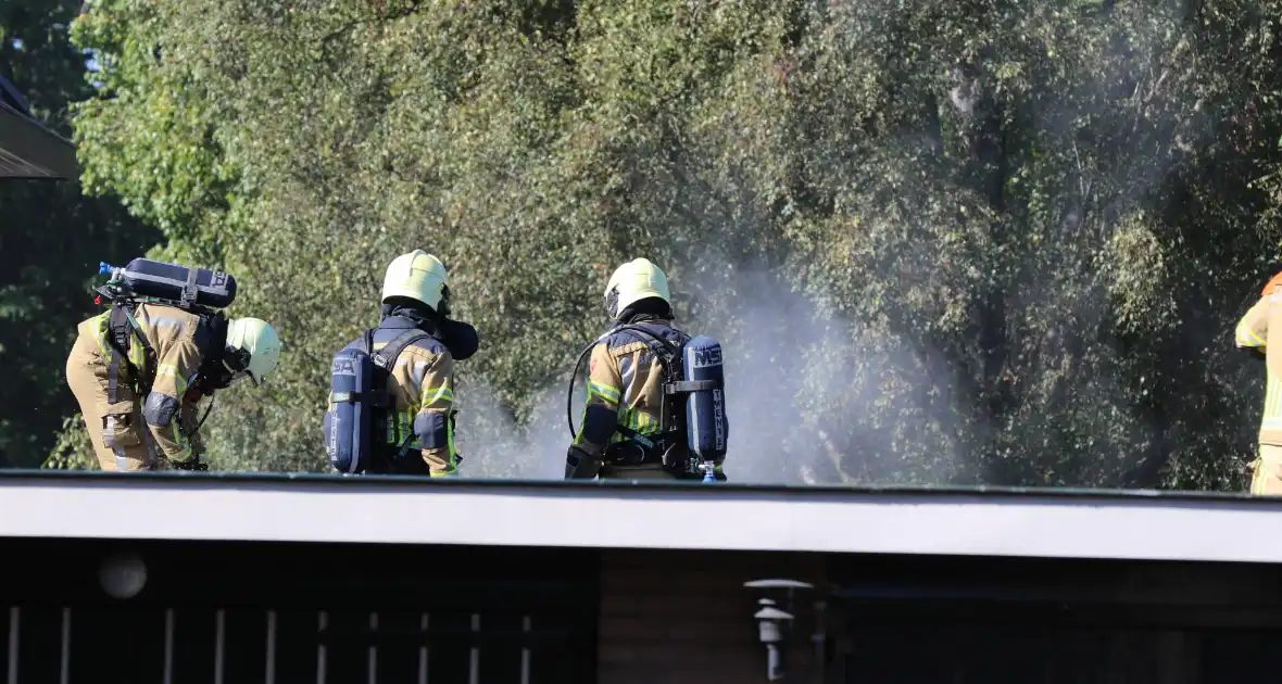 Hevige brand in garageboxen naast woning - Foto 9