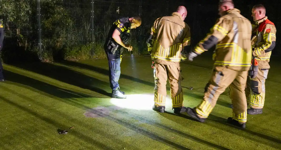 Vuurwerkbom en nitraten aangetroffen op voetbalveldje