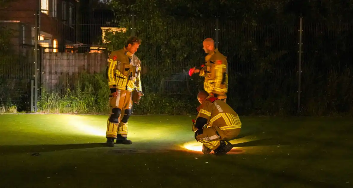 Vuurwerkbom en nitraten aangetroffen op voetbalveldje - Foto 1