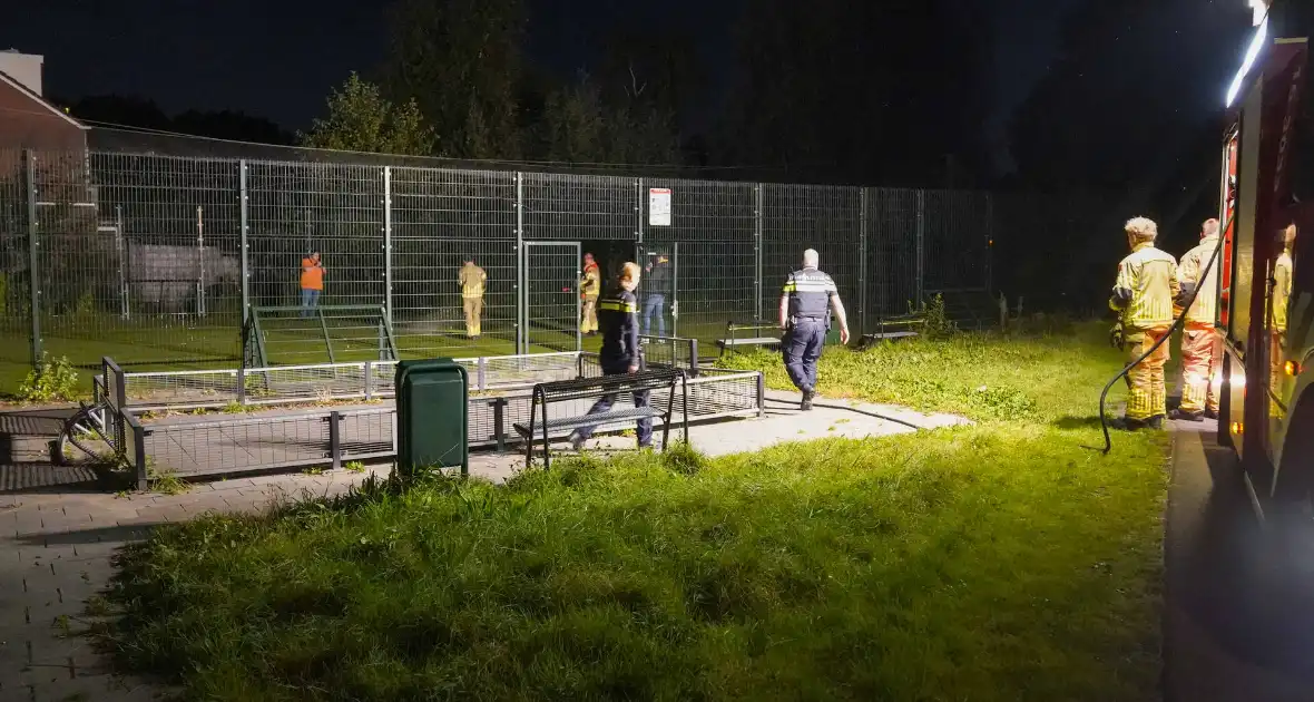 Vuurwerkbom en nitraten aangetroffen op voetbalveldje - Foto 4
