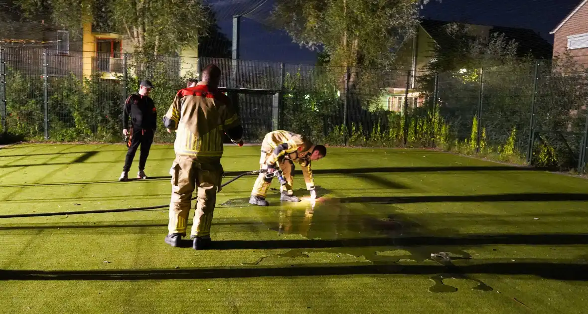 Vuurwerkbom en nitraten aangetroffen op voetbalveldje - Foto 5