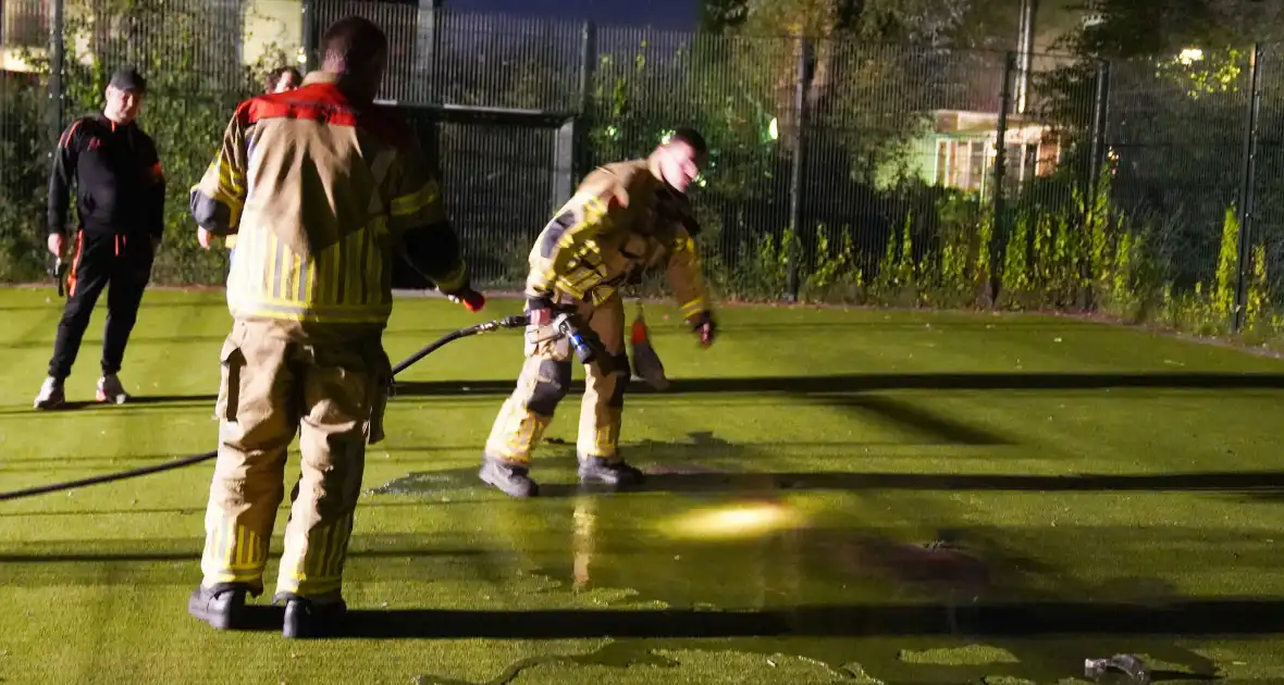 Vuurwerkbom en nitraten aangetroffen op voetbalveldje - Foto 6