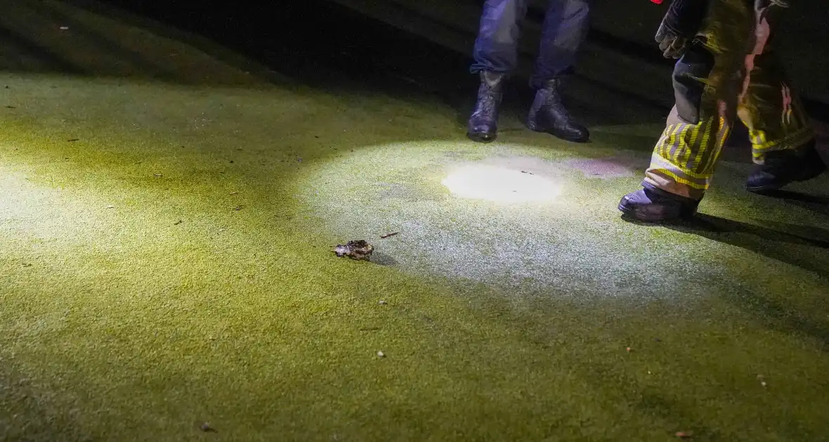 Vuurwerkbom en nitraten aangetroffen op voetbalveldje - Foto 7