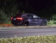 Achtervolging eindigt in crash, Maserati zwaar beschadigd