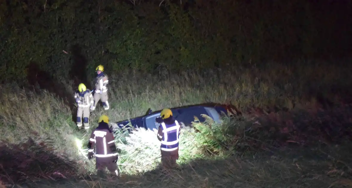 Auto aangetroffen in sloot, bestuurder verlaat voertuig - Foto 2