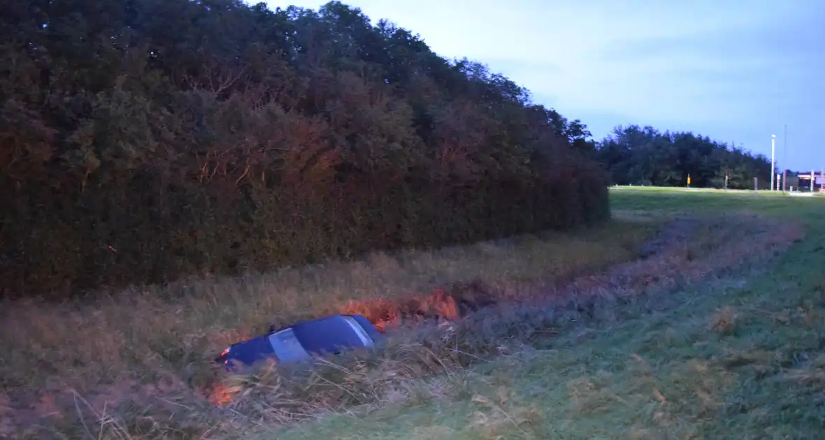 Auto aangetroffen in sloot, bestuurder verlaat voertuig - Foto 5