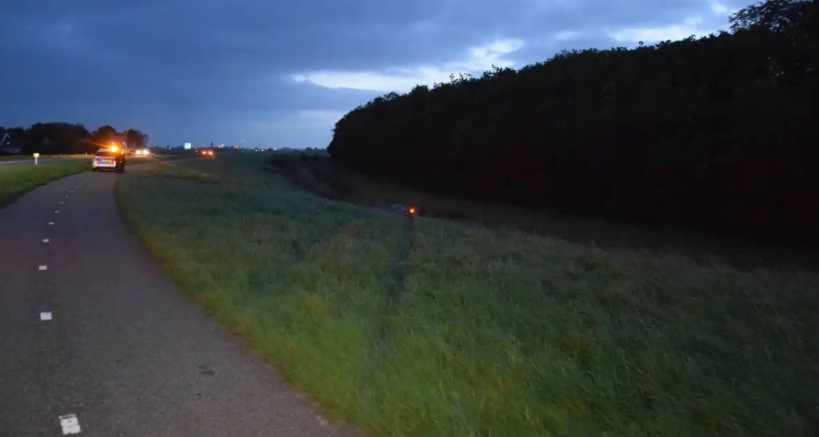Auto aangetroffen in sloot, bestuurder verlaat voertuig - Foto 6