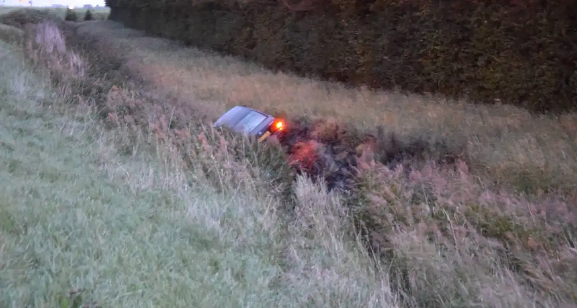 Auto aangetroffen in sloot, bestuurder verlaat voertuig - Foto 8