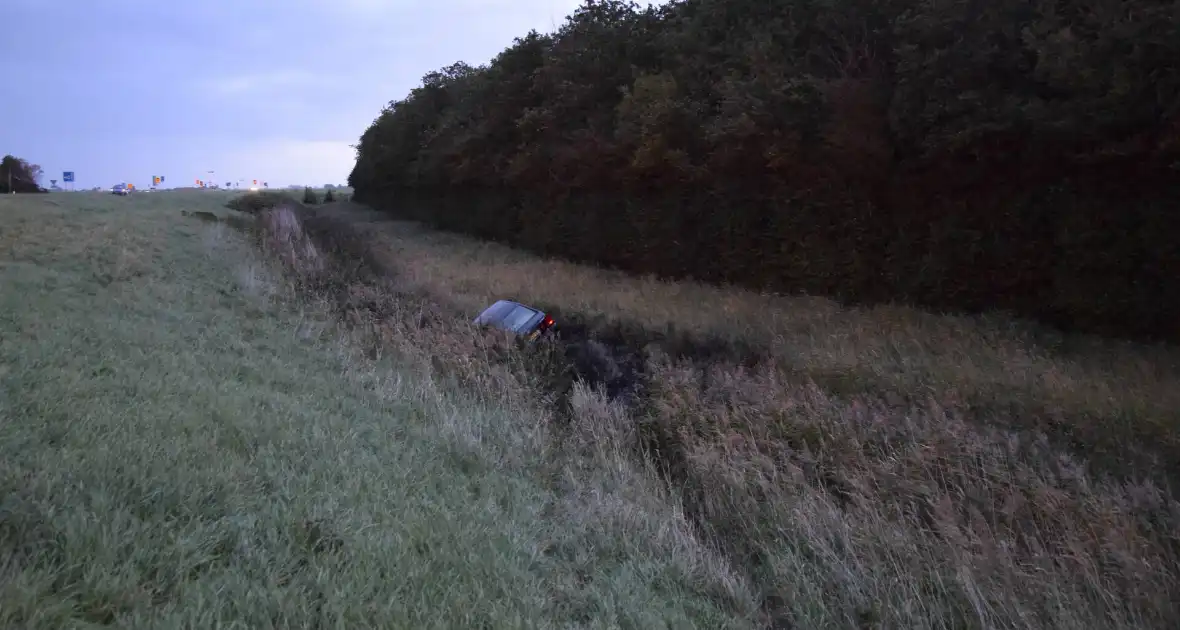 Auto aangetroffen in sloot, bestuurder verlaat voertuig - Foto 9