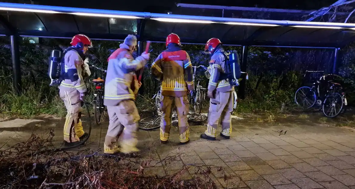 Drie fietsen in brand gestoken in fietsenstalling - Foto 1
