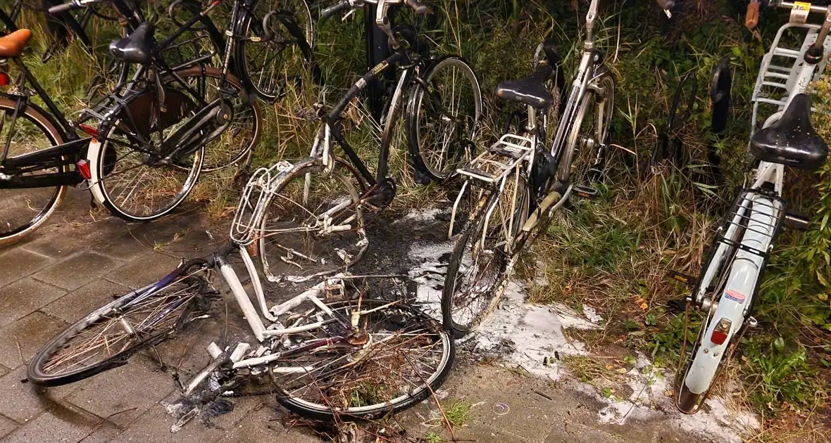 Drie fietsen in brand gestoken in fietsenstalling - Foto 10