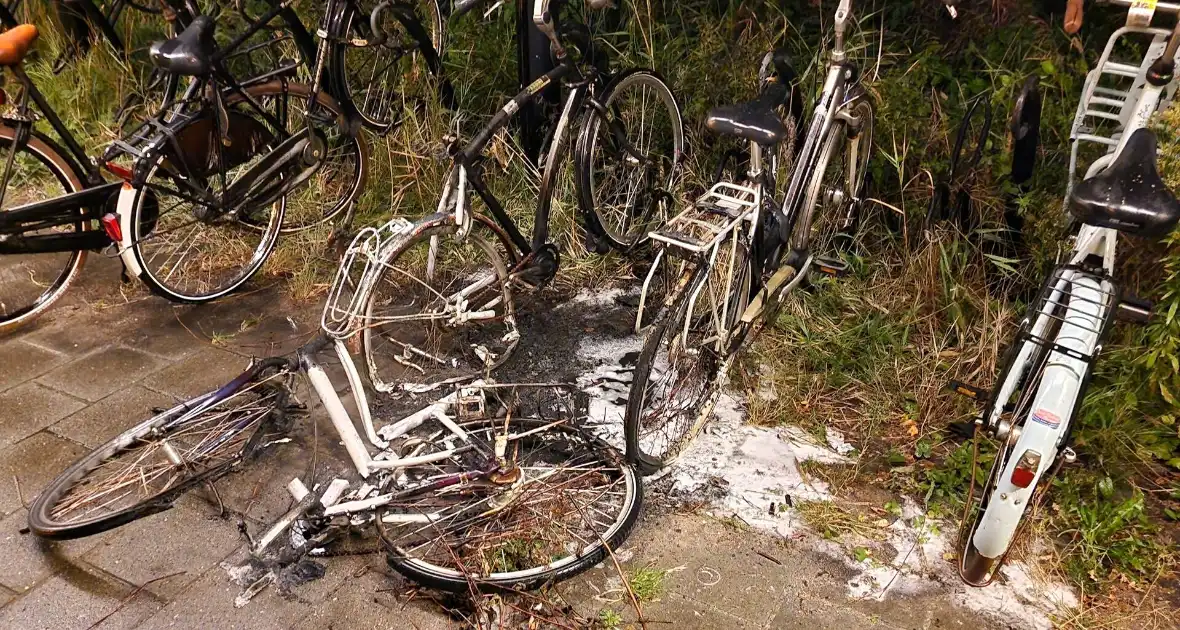 Drie fietsen in brand gestoken in fietsenstalling - Foto 11