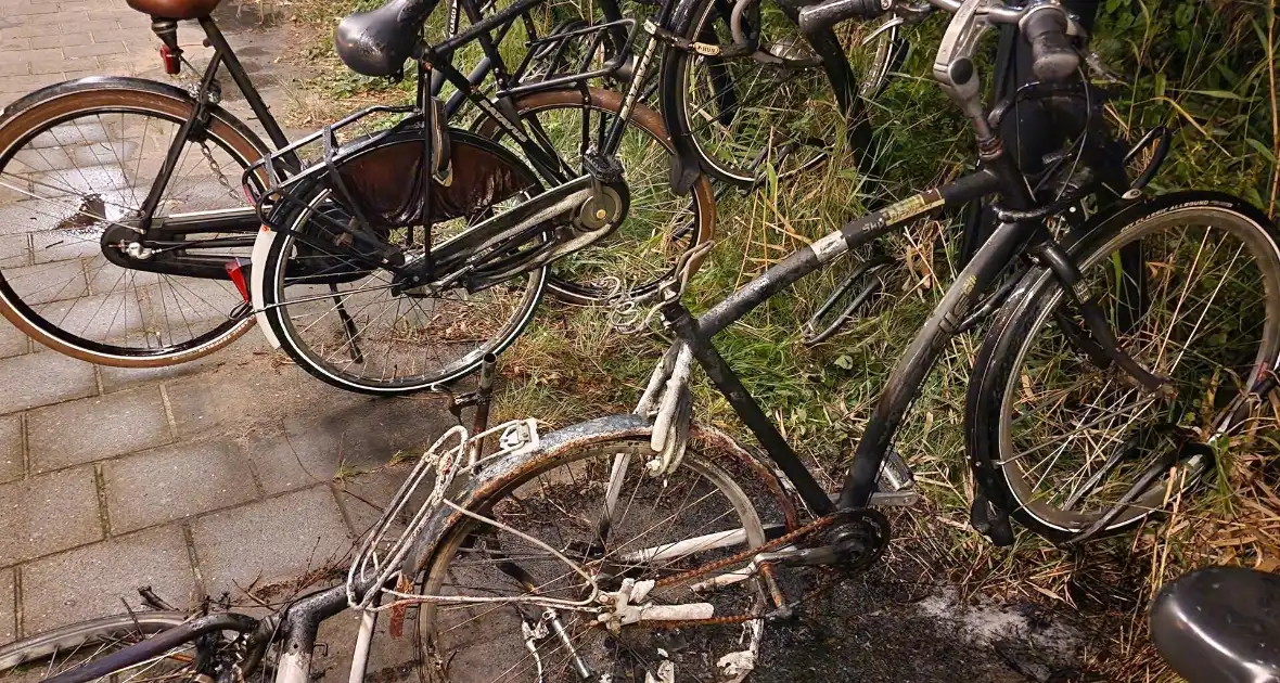 Drie fietsen in brand gestoken in fietsenstalling - Foto 12
