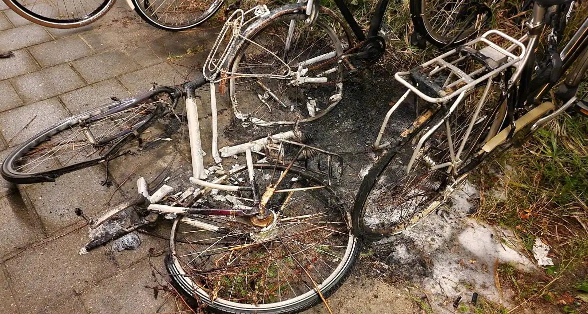 Drie fietsen in brand gestoken in fietsenstalling - Foto 13