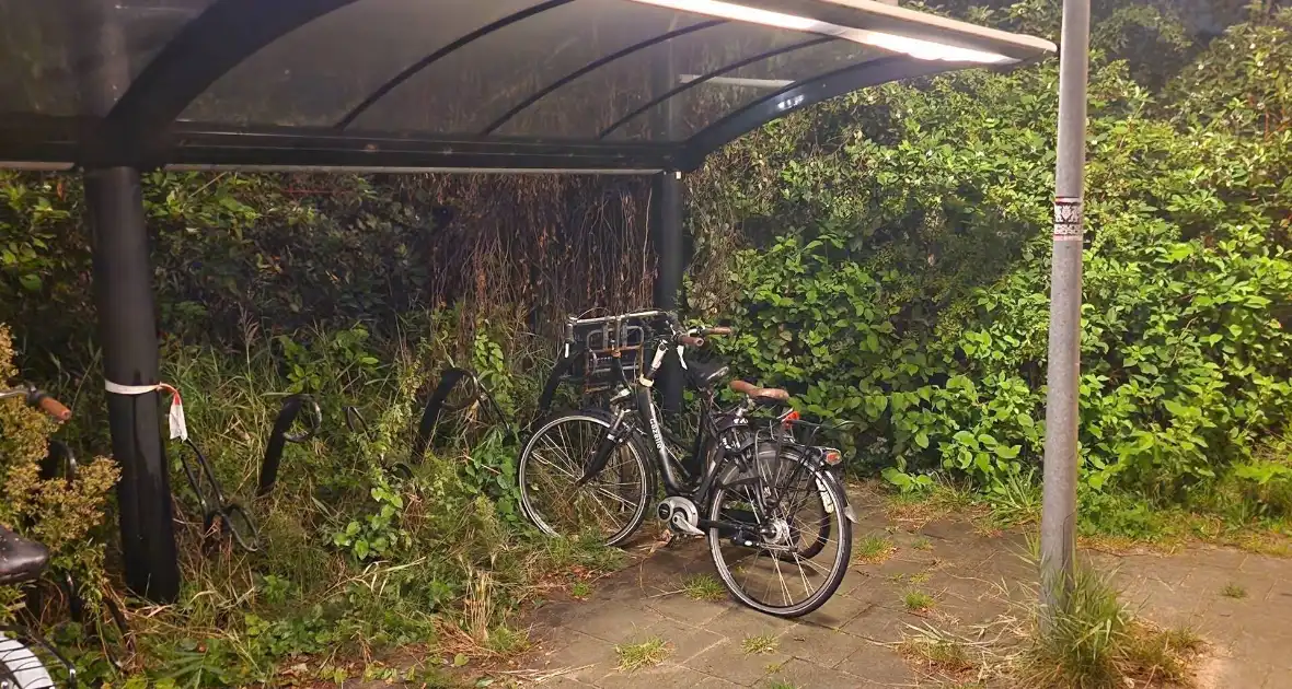 Drie fietsen in brand gestoken in fietsenstalling - Foto 14