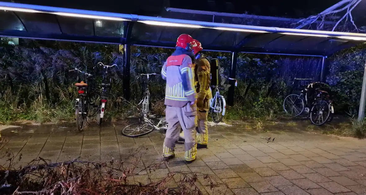 Drie fietsen in brand gestoken in fietsenstalling - Foto 2
