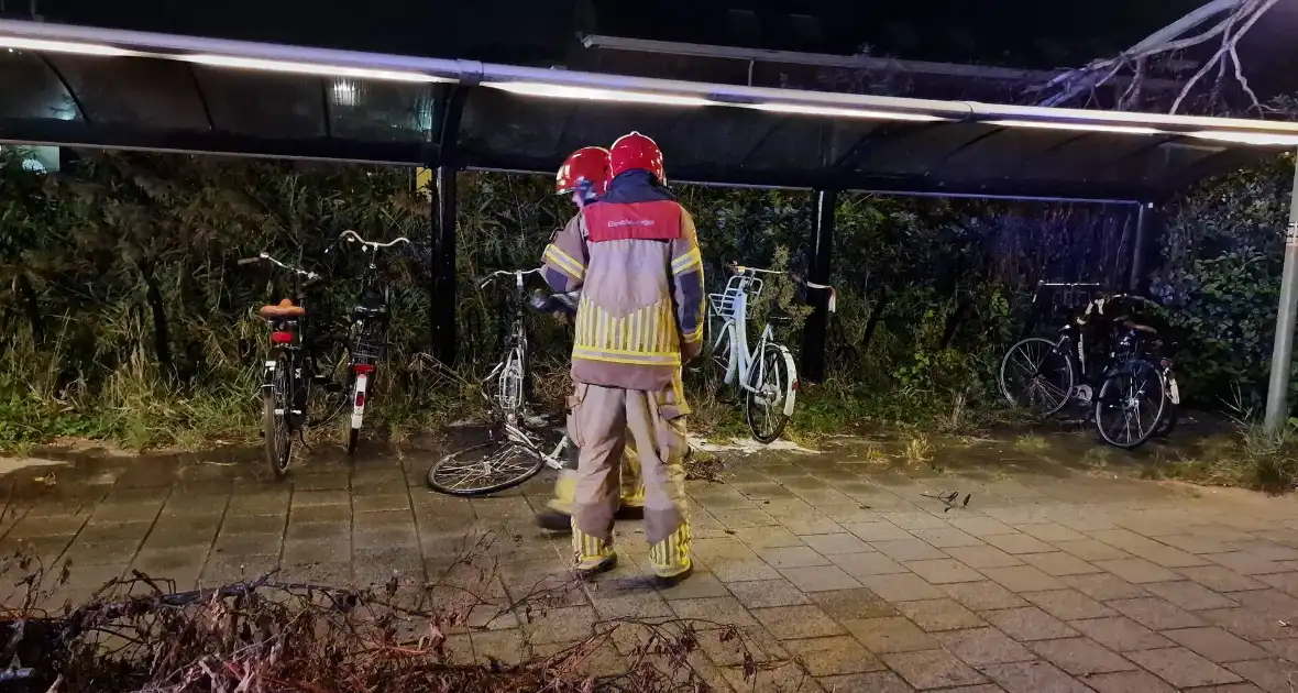 Drie fietsen in brand gestoken in fietsenstalling - Foto 3