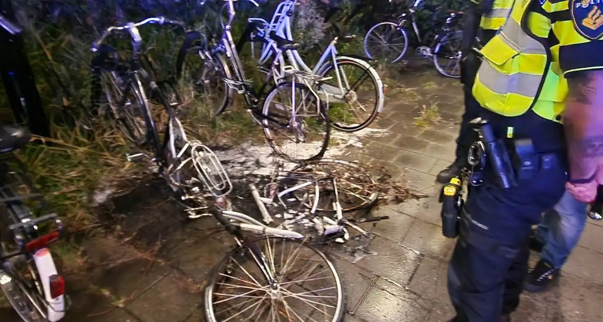 Drie fietsen in brand gestoken in fietsenstalling - Foto 4