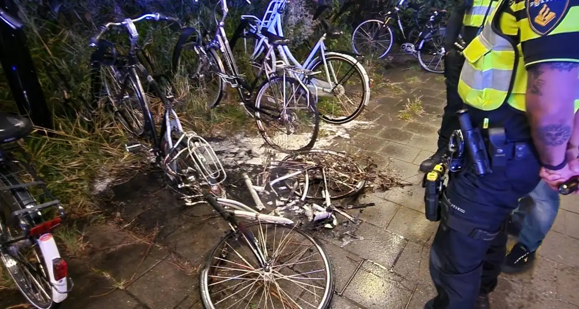 Drie fietsen in brand gestoken in fietsenstalling - Foto 5