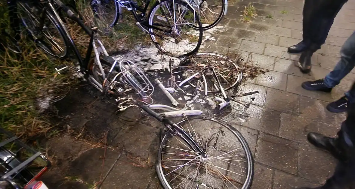 Drie fietsen in brand gestoken in fietsenstalling - Foto 6